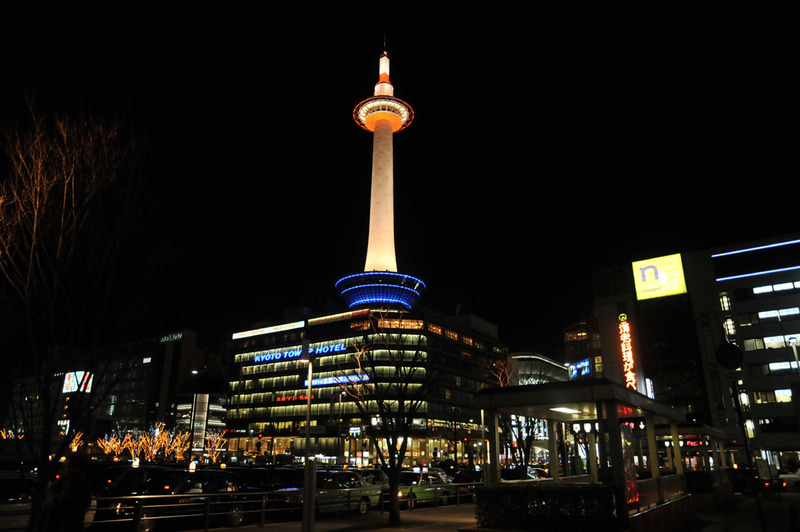 kyoto tower at night