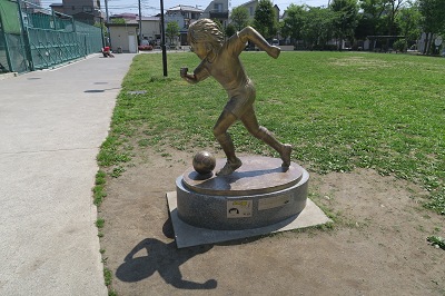 statue tom becker tokyo