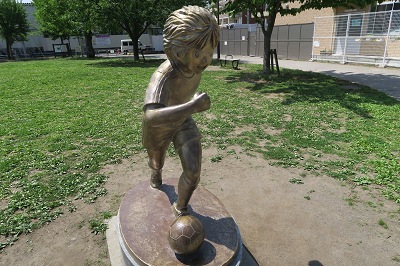 statue tom becker tokyo