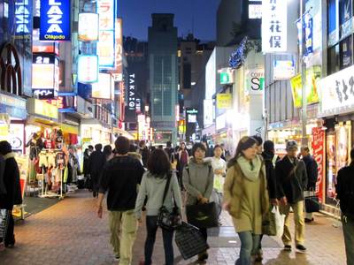 stradina di kichijoji illuminata