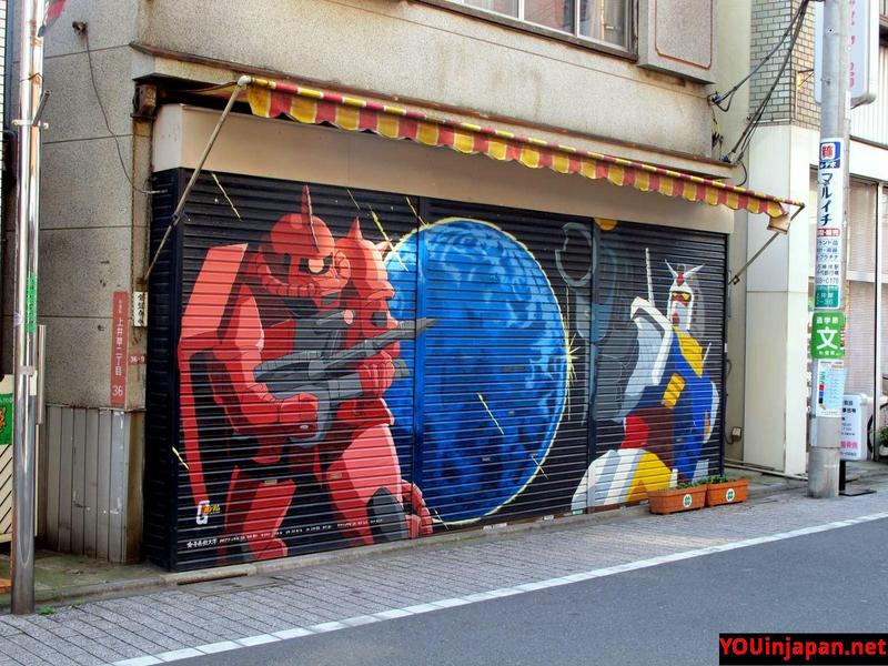 saracinesca con dipinti robot di gundam a kamiigusa tokyo