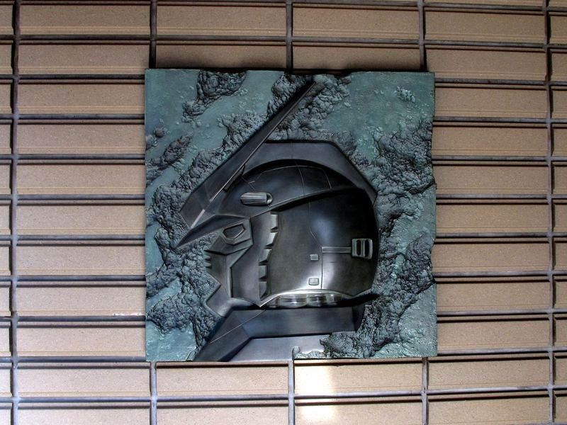 la testa di Gundam scolpita davanti l'ingresso della Sunrise Animation a Kamiigusa tokyo